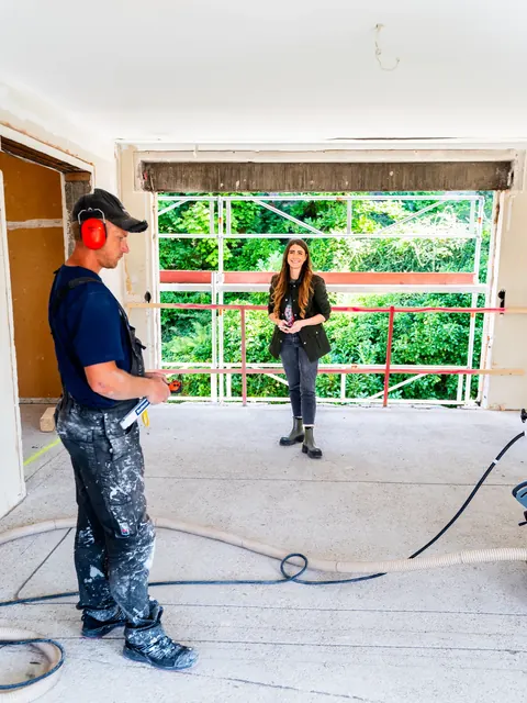 Content-Dreh auf der Baustelle: Teammitglied filmt einen Handwerker