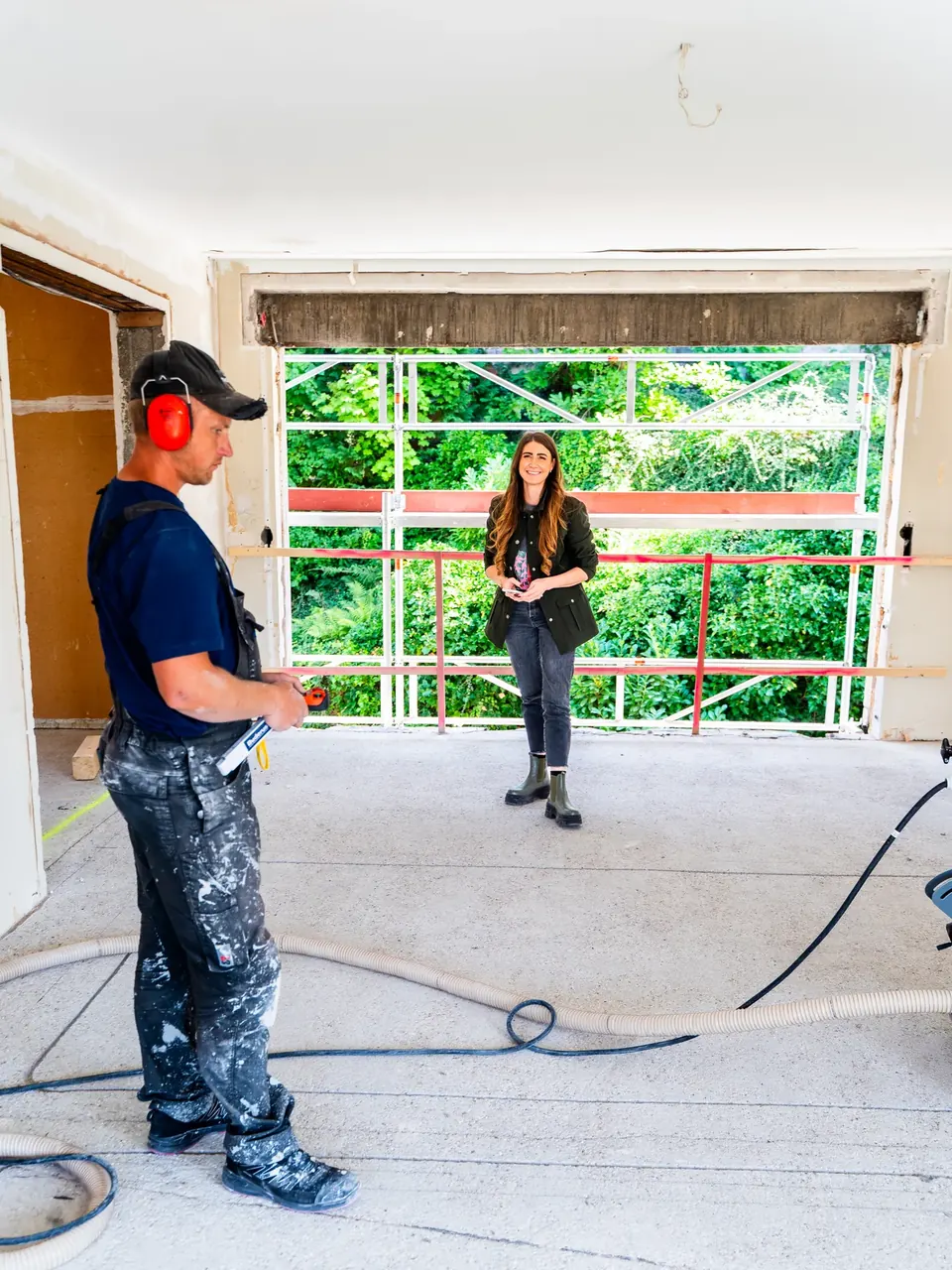 Content-Dreh auf der Baustelle: Teammitglied filmt einen Handwerker