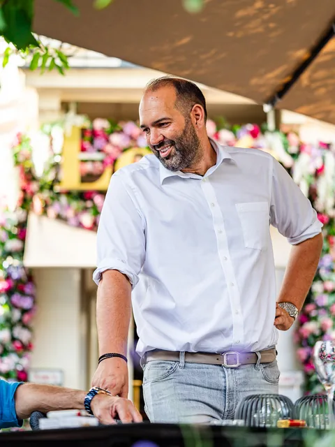 Ali Kargel serviert auf der Terrasse des Leo’s in Baden-Baden