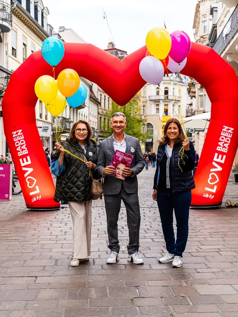 Das We-Love-Baden-Baden-Team unter dem roten Herzbogen in der Fußgängerzone